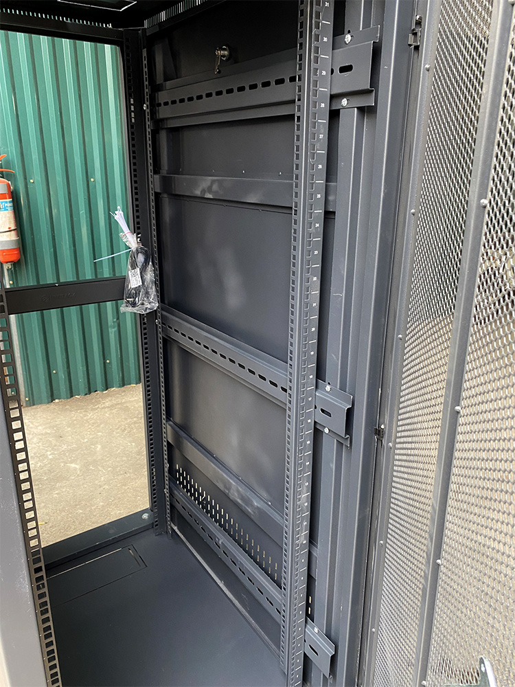 Bên trong tủ rack 32U hãng UNIRACK